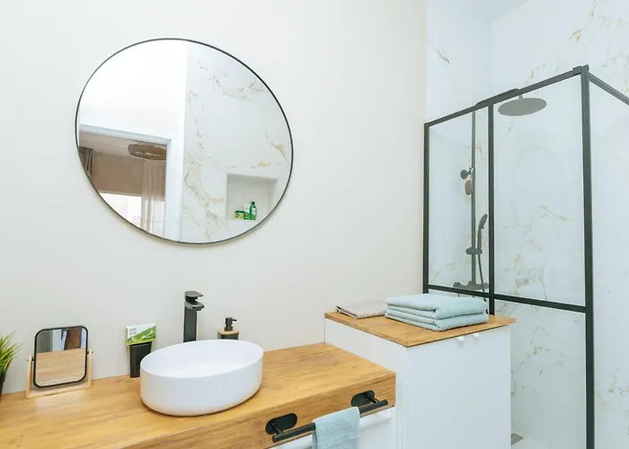 Amazing Renovated Pool View Apt, Aircon, 2 Min To Fanabe * 阿德耶