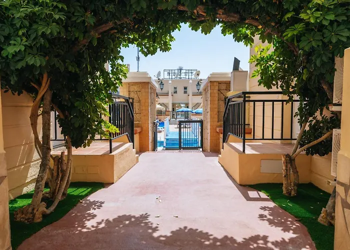 公寓 Amazing Renovated Pool View Apt, Aircon, 2 Min To Fanabe *