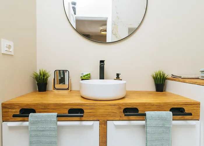 Amazing Renovated Pool View Apt, Aircon, 2 Min To Fanabe 阿德耶